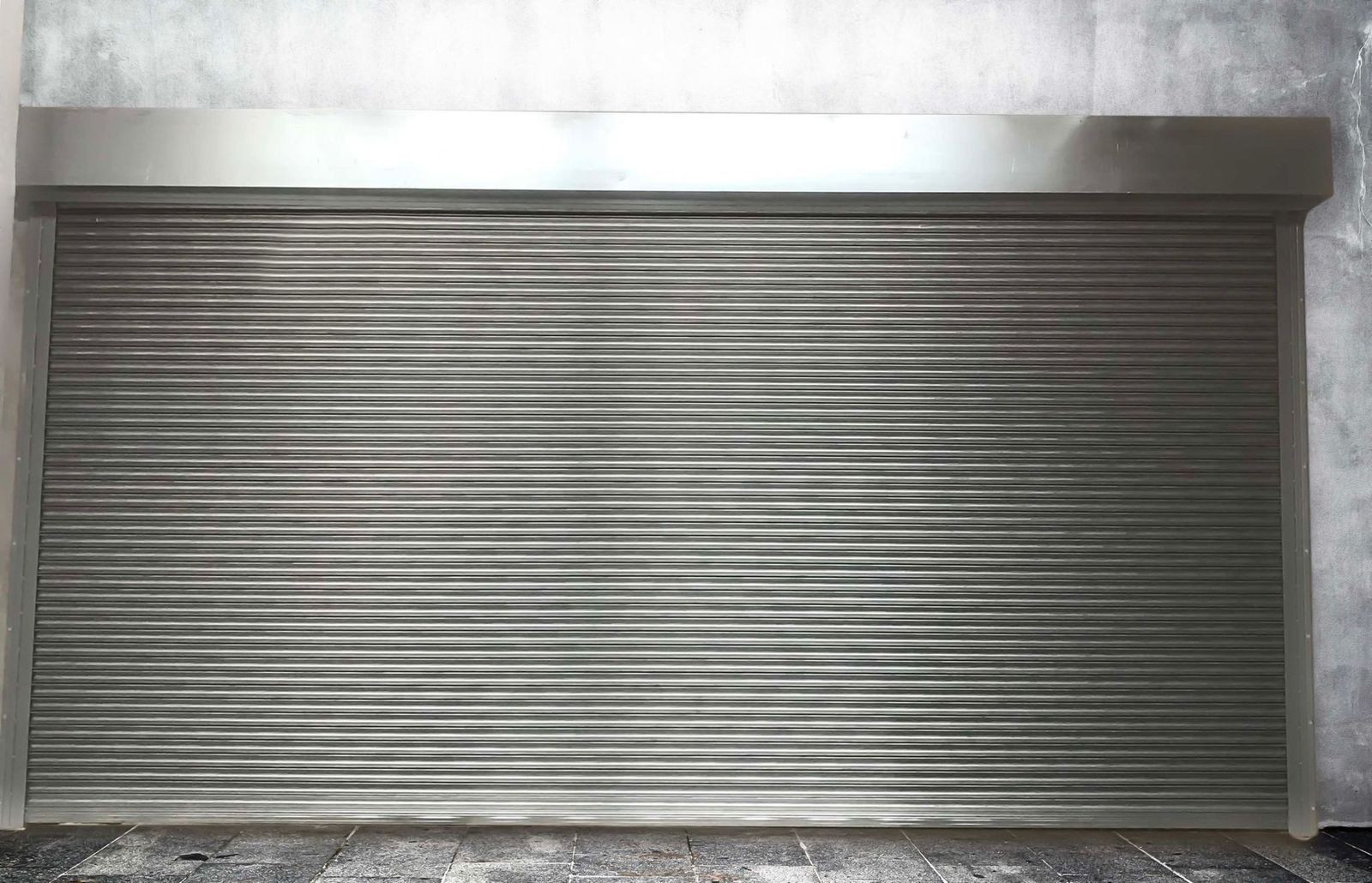 Brandjalusier i stål monterad i industrilokal – certifierat brandskydd upp till EI120.